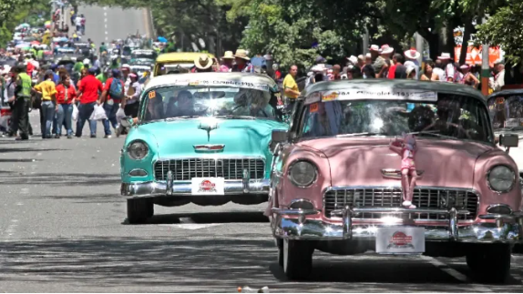 Desfile de autos antiguos: Multitudes en las calles para acompañar esta tradición