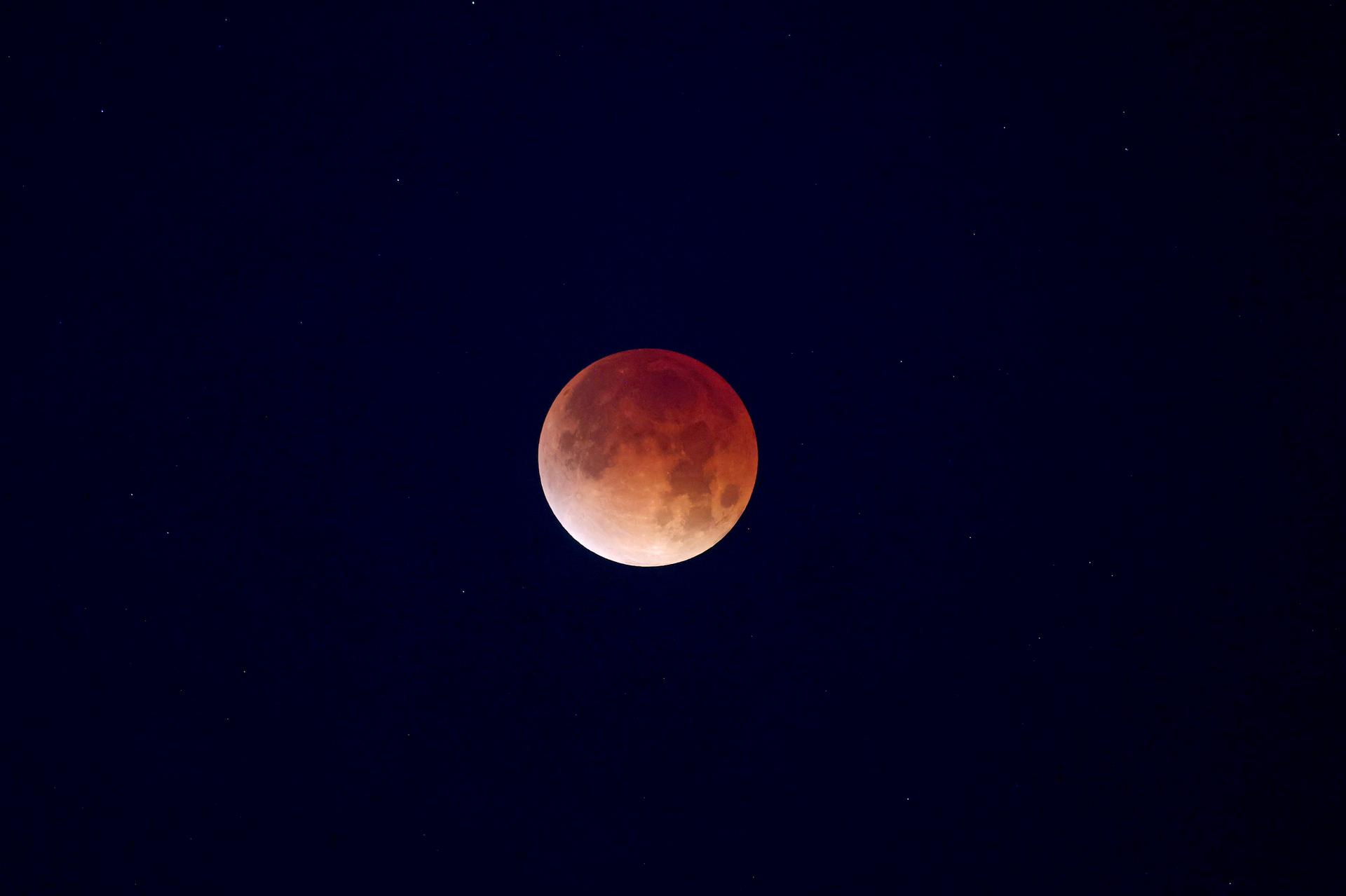 El cielo se pintó de rojo con la “Luna de Sangre” que se observó en Colombia y otras regiones