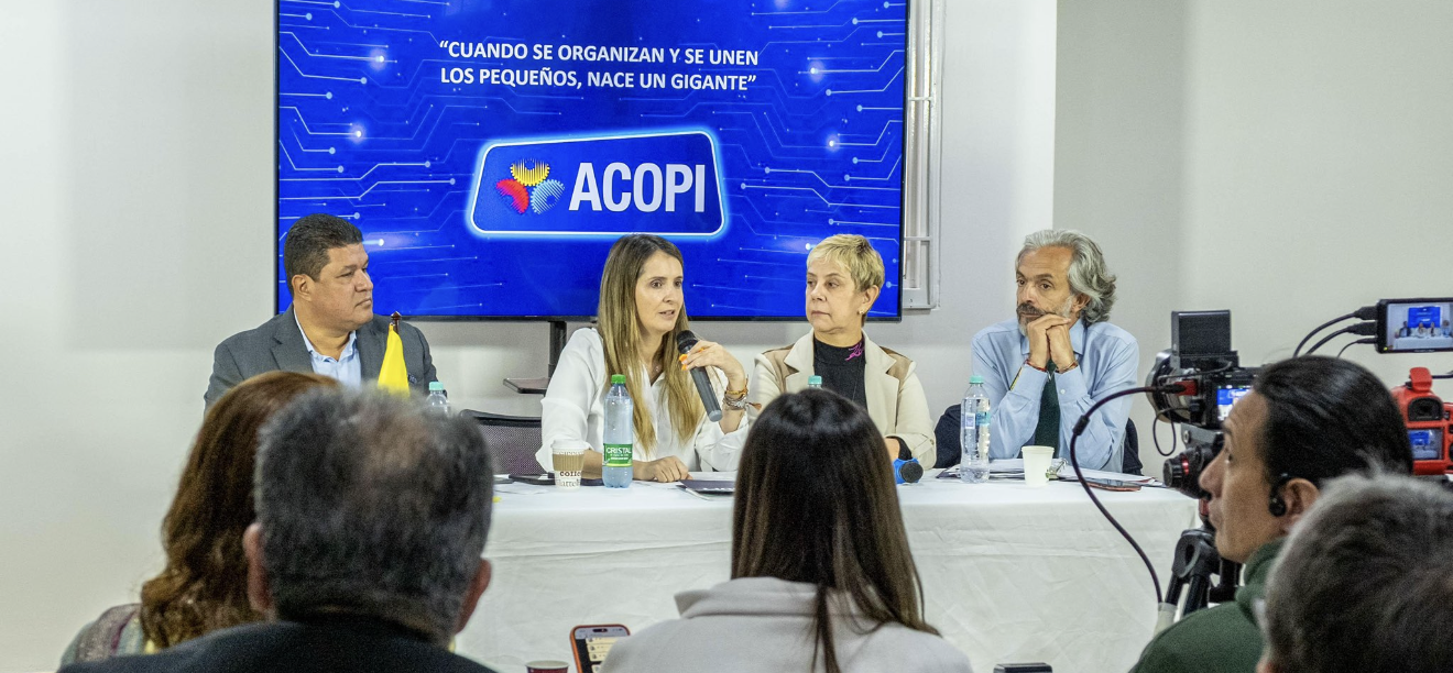 Paloma Valencia dialogó con Acopi y presentó propuestas a mipymes en foro empresarial